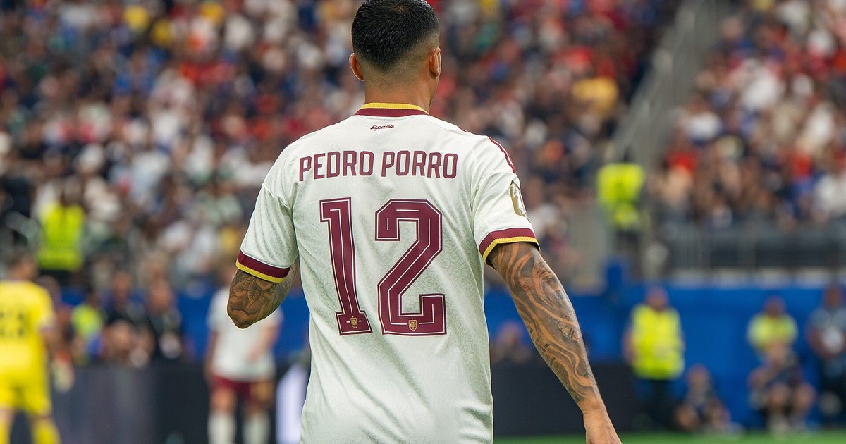 Pedro Porro con la camiseta número 12 de la selección española