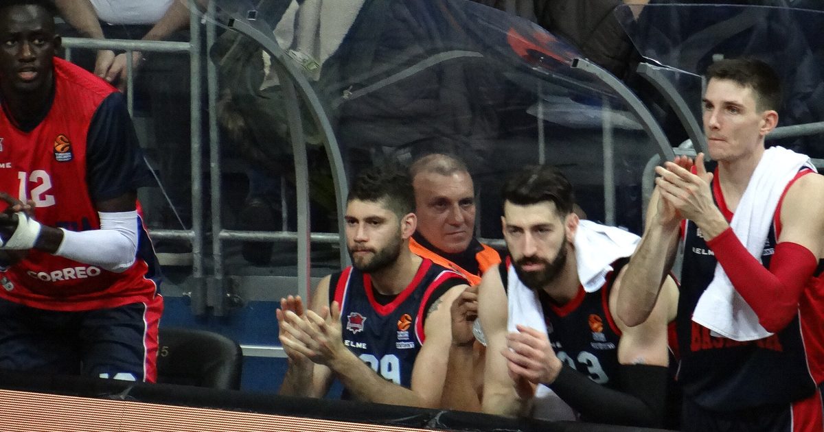 Tornike Shengelia en el banco durante un partido de Euroliga con Baskonia